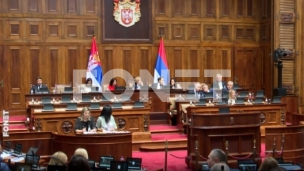 Udaranje u klupe i buka